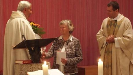 Der frühere Pfarrer Hans Schneider und Pfarrer Thomas Wagner verabschiedeten Elisabeth Gäch nach 35 Jahren in den Ruhestand.