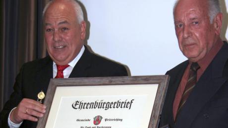 Mit der Übergabe des Ehrenbürgerbriefes und des Goldenen Ehrenringes verleiht Bürgermeister Peter Ditsch das Ehrenbürgerrecht an Hermann Spöttl. 