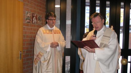 Dekan Oliver Grimm (rechts) und Pfarrer Markus Willig bei der Einführung Wlligs ins neue Amt, hier an der Eingangstür der Kirche. 
