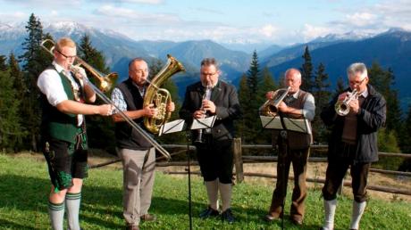 Die Epfacher Tanzlmusi besteht seit 35 Jahren und zu einem besonderen Anlass wie diesem spielte sie jetzt auch in der Bergwelt Südtirols. 	 	