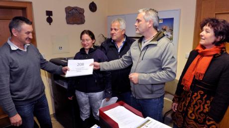  Bei Bürgermeister Leonhard Stork: Tania Philipp, Christian Vierlinger, Michael Seer und Rita Färber (von links) übergaben die Unterschriften von Bürgern, die den Dorfweiher erhalten wollen. 