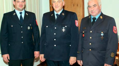 Das Ehrenzeichen für 40-jährigen aktiven Feuerwehrdienst erhielt Karl Zerhoch (Mitte), Gratulanten waren Kommandant Dominik Wiedemann (links) und Kreisbrandrat Johann Koller. 	 	