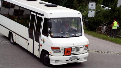 Der Schulbus fährt täglich mehrmals zwischen Apfeldorf und Kinsau hin und her, Fahrer Erwin Zwick steuert den Gemeinde-Schulbus seit mehr als 25 Jahren. 	 	