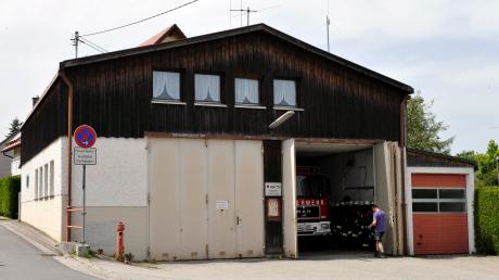 Das in die Jahre gekommene Feuerwehrhaus in Geltendorf hat zwar noch nicht ausgedient, aber der Bau eines neuen Gerätehauses ist beschlossene Sache. 