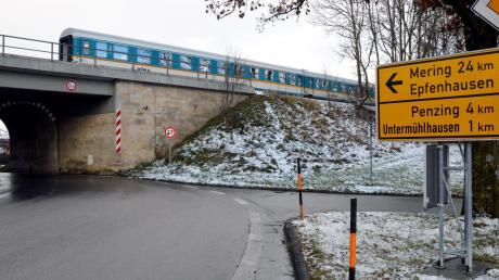 Der Bau- und Sicherheitszustand an der Staatsstraße bei Epfenhausen war auch ein Thema auf den Bürgerversammlungen, ebenso die Bahnstrecke München-Lindau. 