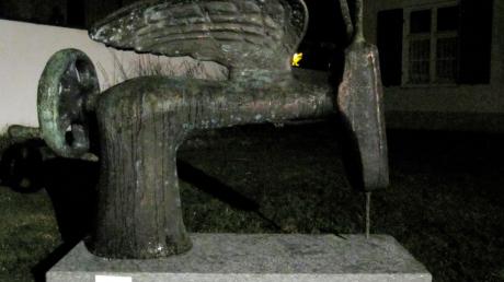 Sieht nicht nur ein bisschen aus wie eine Nähmaschine: Der bronzene Pegasus von Stefan von Reiswitz. 	 	
