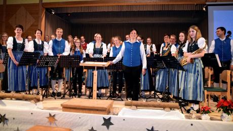Eine grandiose Premiere feierte Dirigentin Tanja Geiger mit der Blaskapelle Markt Leeder in der Fuchstalhalle. 	 	