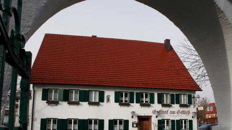 Der Gasthof am Schloß in Windach soll nun an die Gemeindewerke verkauft werden.