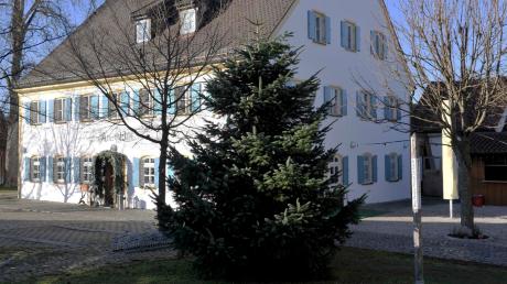 Am Scheidter Platz vor dem Alten Wirt in Geltendorf hat die Junge Union am Samstag einen Tannenbaum aufgestellt. Die Gemeinde will sich an den Kosten aber nicht beteiligen, wie von Josef Weiß beantragt worden war. 