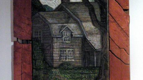 Farblose, uneinladende Häuser inmitten von unnatürlichem Grün: „North Window“ von David Suter. 	