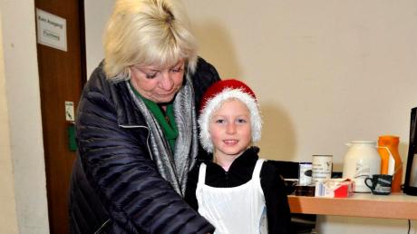 Das Kostüm sitzt: Margit Dirauf bereitet die 5-jährige Valerie auf ihren Auftritt bei der großen Eiskunstlaufgala vor. 