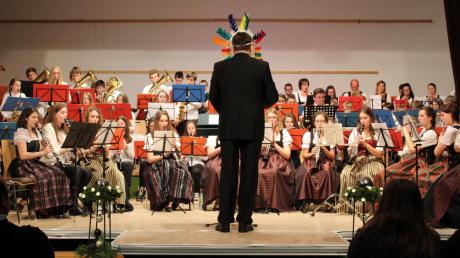 Bläserschule Lechrain feiert 15-jähriges Bestehen mit einem Festkonzert: Drei Blasorchester mit ihrem Dirigenten Lars Scharding als Häuptling. 