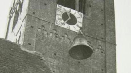 Die Aufnahme zeigt, wie 1940 die für Kriegszwecke beschlagnahmten Glocken vom Turm abgeseilt werden. Hierzu hatte man auch einen Pfeiler aus dem Fenster herausgebrochen. 