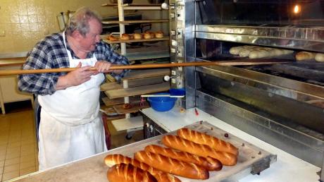 Walter Kirchmann holte am Silvestervormittag die letzten Baguettes aus seinem Ofen, bevor seine Bäckerei in Thaining schloss. 