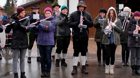 Trotz strömenden Regens zogen am Donnerstag die Ascher Musiker durchs Dorf und wünschten ihren Zuhörern musikalisch ein gutes neues Jahr. 	