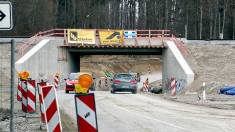 Kein Projekt der Gemeinde, aber wohl die spektakulärste Baustelle im vergangenen Jahr in Geltendorf: Der Ausbau der Bahnbrücke. Mehr Lkw sind aber nicht unterwegs, so der Eindruck von Bürgermeister Lehmann. 
