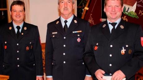Kreisbrandmeister Johann Hagenbusch (Mitte) zeichnete Markus Beisch (rechts) mit dem Feuerwehrehrenzeichen aus. Mit auf dem Bild ist Kommandant Manfred Rock. 	