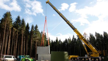 Die Windradtürme im Kingholz südlich von Leeder sind derzeit im Bau.