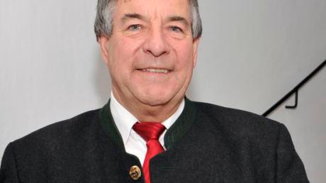Georg Epple ist Bürgermeister in Apfel-dorf. 	