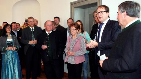 Als prominentesten Gast beim Neujahrsempfang in Apfeldorf konnte Bürgermeister Georg Epple (rechts) Bundesverkehrsminister Alexander Dobrindt (Zweiter von rechts) begrüßen. 