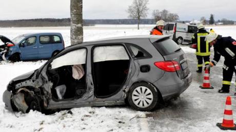 Bei einem Unfall zwischen Lengenfeld und Issing wurden gestern vier Personen verletzt. Die Feuerwehr Pflugdorf-Stadl sicherte die Unfallstelle. 