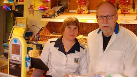 In Finning betreibt Peter Keicher, hier hinter der Theke mit Petra Weiß, noch mitten im Ort einen kleinen Lebensmittelmarkt. 