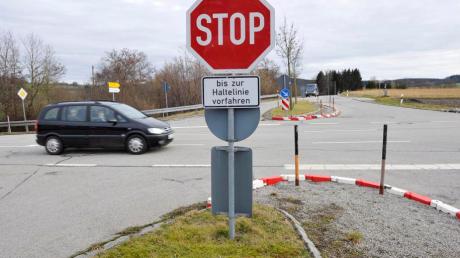 Nicht "Stop" sondern weiter heißt es derzeit für die Planung für mehr Sicherheit an dieser Kreuzung der Kreisstraße Hofstetten-Utting und der Stauseestraße: Der Landkreis will hier einen Kreisel oder Versatz der Straße bauen. 