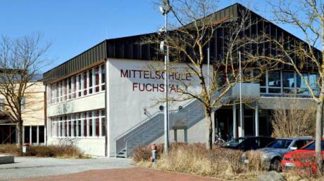 Im Landkreissüden ist die Schullandschaft in Bewegung: Die Mittelschule Fuchstal (im Bild) soll sich mit...