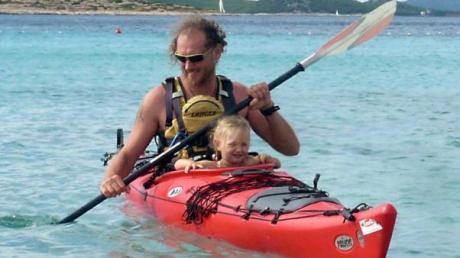 Thomas Maier mit Tochter Ronja-Isabell in einem Seekajak unterwegs – für die Umrundung von Sardinien werden sie eine Spezialanfertigung für drei Personen benötigen, damit auch Ronjas Mutter Lydia Nassall Platz hat. 