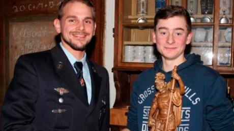 Übungsfleißigster Feuerwehranwärter war im Vorjahr Alexander Kneißl (rechts). Er erhielt von Jugendleiter Andre Kirsten die Wandertrophäe, einen geschnitzten Florian, überreicht. 