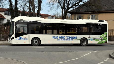 Ein Bus mit Hybrid-Technik, von denen künftig drei Wagen im Stadtgebiet eingesetzt werden sollen, macht derzeit in Landsberg einen Probebetrieb.