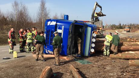 Der 24-jährige Fahrer wurde verletzt, als am Montag Mittag dieser Holzlaster im Frauenwald umkippte.