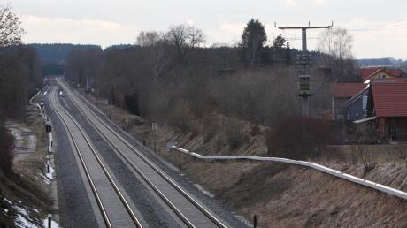Im Rahmen der Elektrifizierung der Bahnlinie München-Lindau soll im Bereich Schwabhausen unter anderem ein 650 Meter langer Lärmschutzwall entstehen.