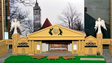 So wie es Herbert Bobrowski im Modell gebaut hat, darf man sich das Thaininger Passionstheater 1826 vor der Wolfgangskirche vorstellen. 