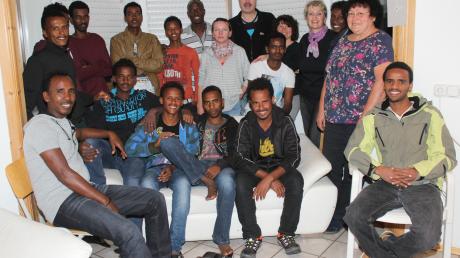 Die ersten Asylbewerber in Fuchstal waren diese jungen Eritreer, auf dem Bild zusammen mit einigen Mitgliedern des Helferkreises.