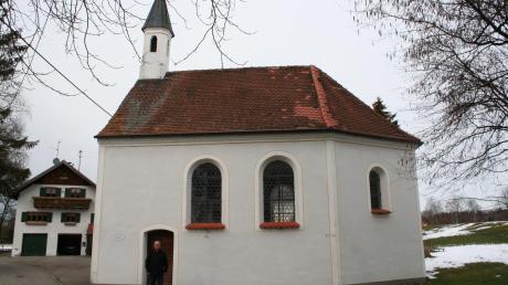 Die Haldenkapelle in Apfeldorf erinnert an die Flößerzeit. Mit im Bild ist Kirchenpfleger Erwin Filser.