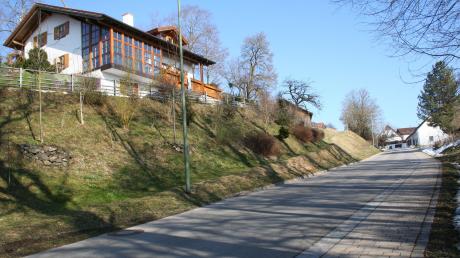 Wichtige Projekte wurden in Apfeldorf über die Dorferneuerung realisiert - wie etwa die Sicherung des Sonnenhanges (links im Bild) und der Gehweg am Schelmengraben (rechts im Bild).