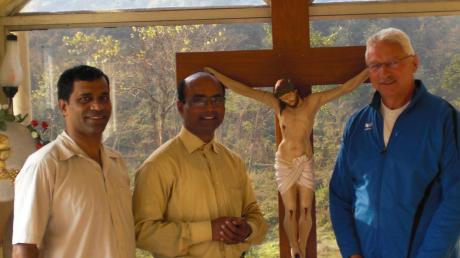 Vor dem Fenster der Kapelle mit Blick in den Urwald von Guwahati mitten in Indien im Zeichen des Kreuzes engagiert (von links) Pater Rock, Pater Steevan und Alfons Ruf. 