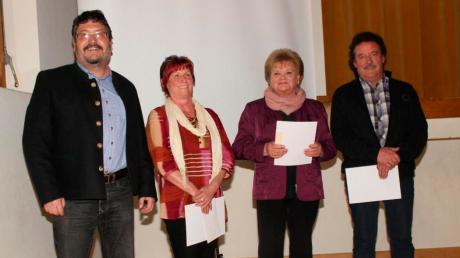 Die Ehrung von (von rechts) Benedikt Hohenadl, Christina Süß und Ursula Hoehne für Engagement in Vereinen nahm Bürgermeister Erwin Karg vor. 