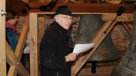 Dorfchronist Franz Xaver Haibl gab im neuen Glockenstuhl seine Erläuterungen.