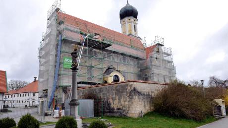 Die Kirche St. Ulrich in Eresing ist von einem Gerüst umhüllt und wird derzeit saniert. Die Renovierung soll im Spätherbst 2017 abgeschlossen sein. 