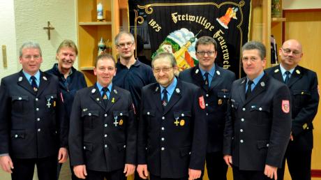 Peter Machmer (vorne, Dritter von rechts) wurde für 40-jährigen aktiven Dienst bei der Feuerwehr Lengenfeld geehrt. 	 	