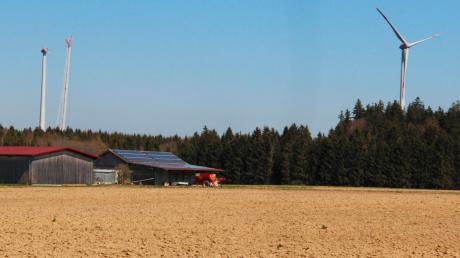 Die in die Höhe wachsenden Windräder im Kingholz aus der Perspektive der Nachbarkommune Kaltental (das Foto wurde bei Frankenhofen aufgenommen). 