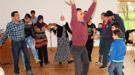 Eine Kreistanz führte beim Café der Kulturen in Leeder eine Gruppe Syrer auf.
