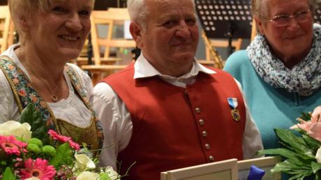 Die stellvertretende ASM-Präsidentin Monika Fleschhut (links) zeichnete Josef Beinhofer für 60 Jahre aktives Musizieren aus. Seine Frau Hedwig erhielt einen Blumenstrauß. 