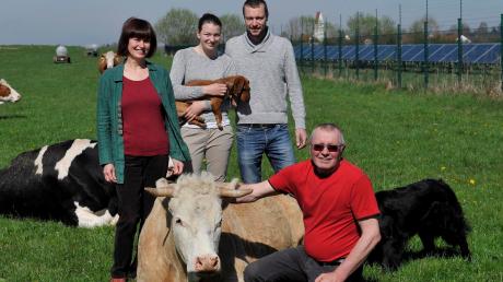 Seit mehr als 30 Jahren betreiben die Kaindls in Schwifting eine Bio-Landwirtschaaft (von links): Petra Kaindl, Friederike Brummer mit Hund Jimmy, Georg und Karl Kaindl, Hütehündin Cora und Kuh Lotte. 