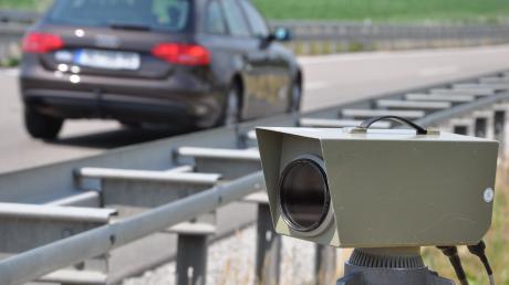 Geschwindigkeitskontrolle der Verkehrspolizei auf der B25 bei Donauwörth. Bei dem Radargerät handelt es sich um einen sogenannten Einseitensensor.