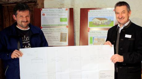 Zweiter Bürgermeister Reinhold Seefelder und Bürgermeister Leonhard Stork präsentierten im Rochlhaus die Planungen für den Dorfladen im Gewerbegebiet. 
