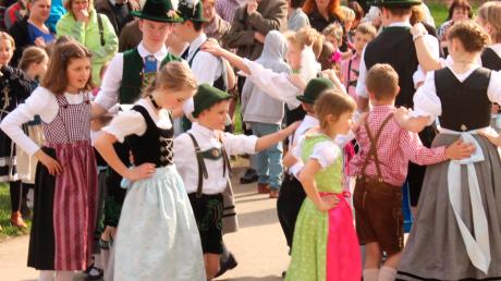 Etliche Tänze bot die Seestaller Trachtenjugend beim Frühlingsfest an der Grundschule in Asch dar, bei dem zuvor auch ein Schulmaibaum aufgestellt worden war. 	 	