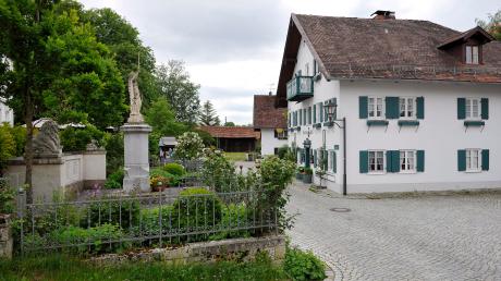 Apfeldorf: Das Gasthaus Goldener Apfel und das Kriegerdenkmal.